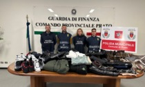 Articoli contraffatti ai mercati rionali di Prato: maxi sequestro di falsa merce griffata