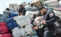 Traffico illecito di rifiuti tessili: svelato lo schema-truffa di una banda in Toscana