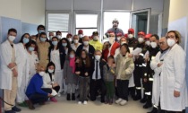 Babbo Natale "pompiere" porta i doni ai bambini ricoverati all'Ospedale delle Scotte