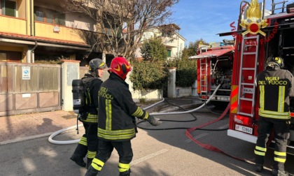 Villetta in fiamme ad Arezzo: casa inagibile per gli ingenti danni