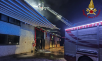 Nuovo impetuoso incendio a Prato: completamente distrutto l'interno di un'azienda tessile