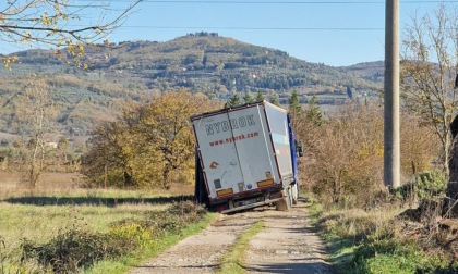 Camionista lettone arenato nelle campagne aretine, per 4 giorni i vicini si prendono cura di lui