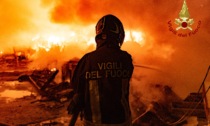 Firenze, vasto incendio di masserizie e rifiuti: fiamme altissime vicino alle officine RFI