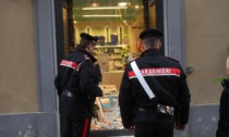 Ennesima spaccata in Borgo Ognissanti: tombino contro la vetrata della farmacia