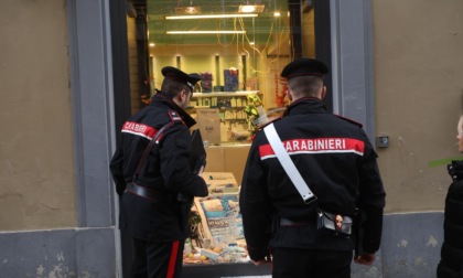 Rapina in pieno giorno in farmacia: "Dammi i soldi o ti buco"