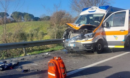 Motociclista si scontra con ambulanza, è in gravissime condizioni