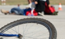 Incidente a Pisa, 60enne in bici si scontra con un camion: morto sul colpo