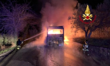 Autobus prende improvvisamente fuoco, la conducente salva i 15 passeggeri