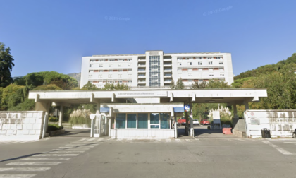 Indagine all'Ospedale di Carrara: paziente 84enne trovato morto nel suo letto in un bagno di sangue