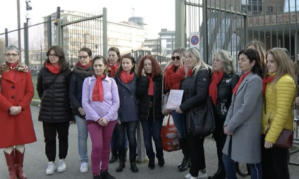 Infermiere spiate sotto la doccia, sit-in con la sciarpa rossa per l'inizio del processo