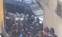 Corteo pro Palestina a Firenze e Pisa, manifestanti caricati dalle forze dell'ordine: studentessa ferita