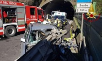 Incidente a Ponte a Moriano, due persone in codice rosso: conducente incastrato tra guardrail e lamiere dell'auto
