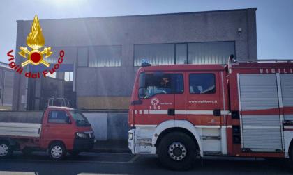 Incendio in una cartiera di Empoli: le fiamme alimentate dal forte vento