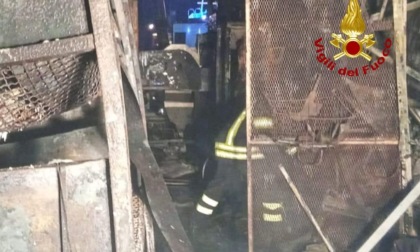 Frantoio distrutto dalle fiamme a Vicopisano: in cinque bloccati dal fumo