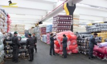 Blitz in un'impresa di Poggio a Caiano: maxi sequestro da 20mila rotoli di tessuto