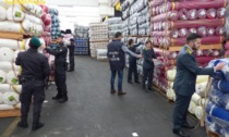 Tessuti importati illegalmente, a Prato il centro di stoccaggio. Sequestrati oltre 2milioni di metri di stoffa