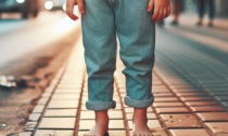 Prato, bambino di 3 anni esce di casa e vaga per strada scalzo