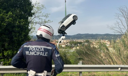 Vola di sotto con l’auto dal Viadotto Marco Polo, si allontana e lascia l'auto lì