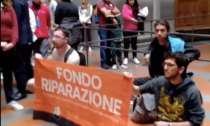 Blitz di Ultima Generazione a Firenze: quattro attivisti incatenati al David di Michelangelo