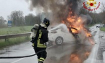 Paura a Chiusi, auto prende fuoco sull'A1: occupanti salvati dal rischio esplosione