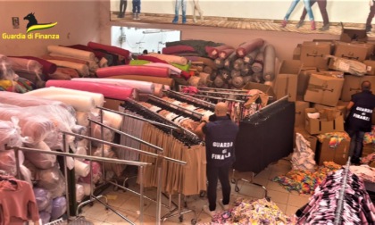 Merce contraffatta e pericolosa al Macrolotto di Prato: sequestrati 4 milioni di articoli di abbigliamento e 6 chilometri di stoffa