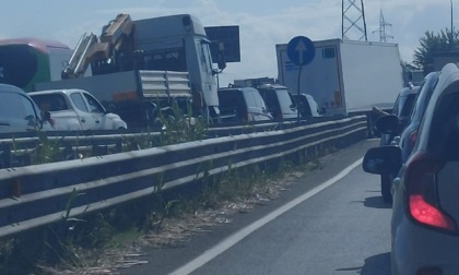 Grave incidente sulla Fi-Pi-Li, numerosi mezzi coinvolti: traffico nel caos