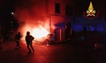 Auto a fuoco nella notte a Livorno: tre veicoli coinvolti nell'incendio