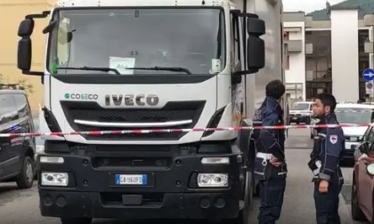 Muore investito da un camion dei rifiuti. Tragedia nel pratese