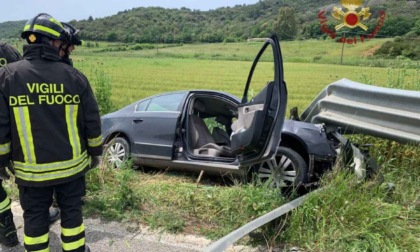 Scarlino, esce di strada con l'auto e sbatte contro il guard rail: muore 46enne di Gavorrano