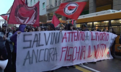Disordini a Livorno per la presentazione del libro di Salvini: lanciata bomba carta fuori dal teatro