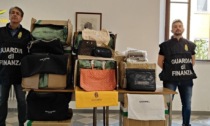 Falsi di lusso pronti alla vendita sul litorale toscano: maxi sequestro di 5mila articoli