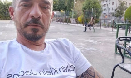 Schianto nella notte a Prato, muore centauro di 49 anni: ricostruita la dinamica, si indaga sulle cause