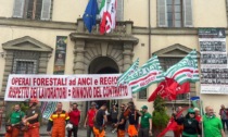 Operai forestali protestano davanti alla Regione: l'impegno del presidente Eugenio Giani