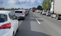 Schianto in autostrada, muore 32enne. A12 a lungo in tilt tra Sarzana e Carrara in direzione Livorno
