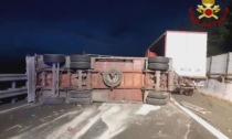 Scoppia uno pneumatico, camion carico di marmo si ribalta sulla A12: strada bloccata