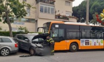 Livorno, autobus si schianta contro le auto in sosta: autista in ospedale