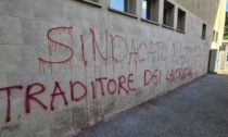 I No Vax danno dei "nazisti" alla Cisl: imbrattata la sede di Firenze