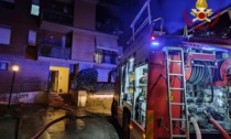 Incendio in un condominio a Lucca, cinque appartamenti evacuati e un ferito