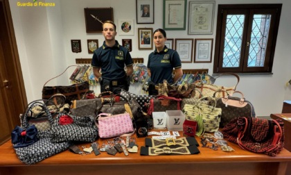In casa un laboratorio della contraffazione: 67enne di San Miniato vendeva falsi articoli di lusso sul web