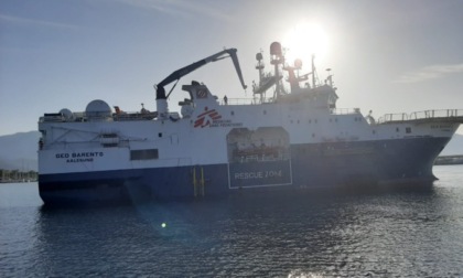 La nave Geo Barents è arrivata al porto di Livorno. A bordo donne incinte con ustioni