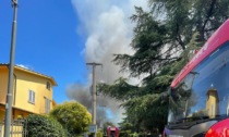 Incendio in un capannone abbandonato a Campi Bisenzio: "Chiudete le finestre"
