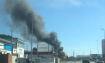 Incendio in un'officina di Stagno, alta colonna di fumo: paura tra i dipendenti