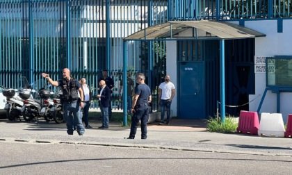 Sollicciano, dopo la rivolta il presidio di protesta davanti al carcere di Firenze