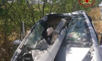 Violento impatto sull'Aurelia, il guardrail sfonda il parabrezza dell'auto