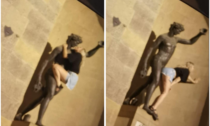 Firenze, turista si arrampica sulla statua di Bacco e mima atti sessuali