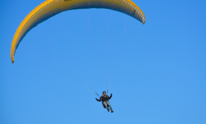 Morto in parapendio a Vecchiano (Pisa): malore o problema con l'attrezzatura?