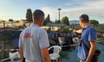Scaricavano sacchi neri in un impianto clandestino di gestione dei rifiuti: blitz della Polizia a Prato