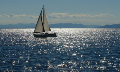 In difficoltà con la barca a vela nel mare di Viareggio: soccorsi skipper e due 12enni