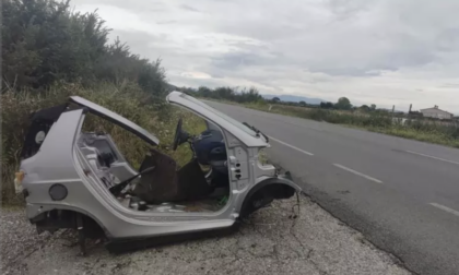 Castelfranco di Sotto, abbandonata la carcassa del telaio di un'auto a lato della strada