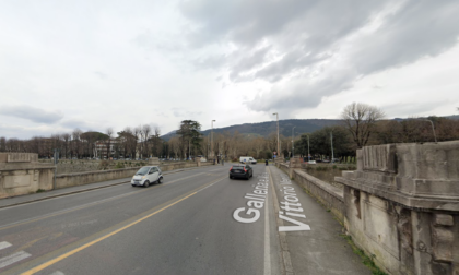 Cade dalla spalletta del Ponte alla Vittoria a Prato, gravissimo un 20enne